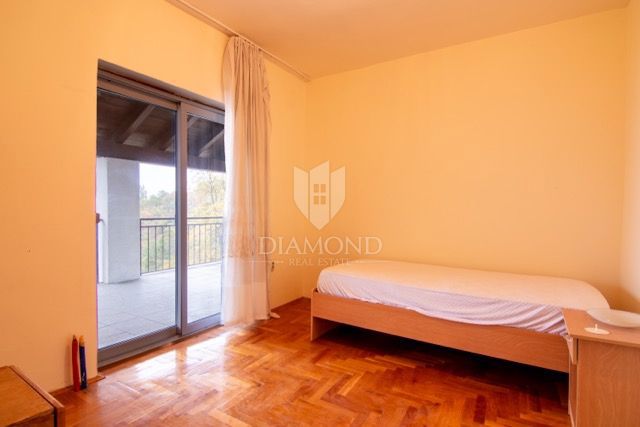 MATULJI, hiša s čudovitim pogledom na morje, tri stanovanjske enote