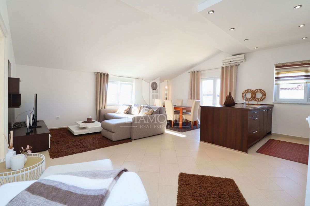 Poreč, na novo prenovljeno stanovanje z vrtom