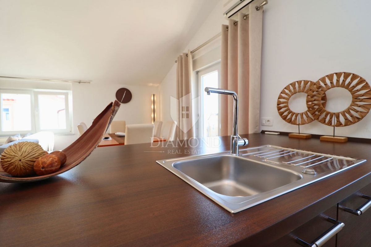 Poreč, na novo prenovljeno stanovanje z vrtom