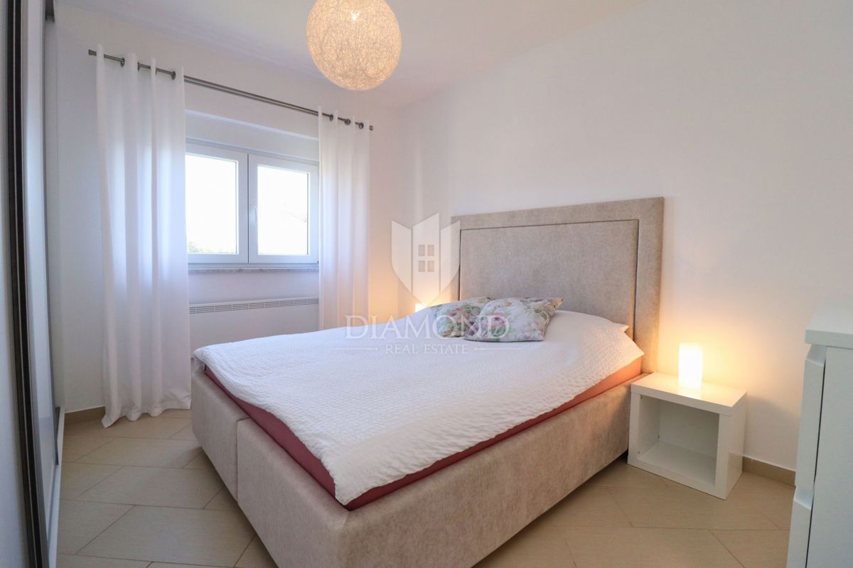 Poreč, na novo prenovljeno stanovanje z vrtom