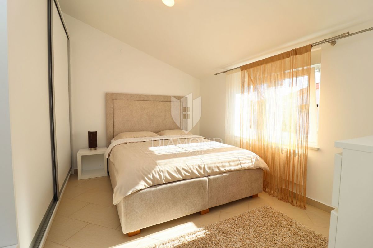 Poreč, na novo prenovljeno stanovanje z vrtom