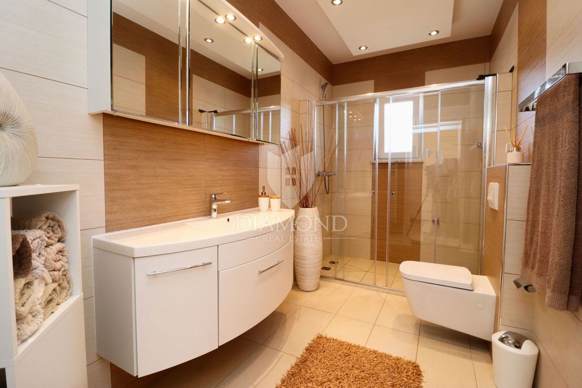 Poreč, na novo prenovljeno stanovanje z vrtom