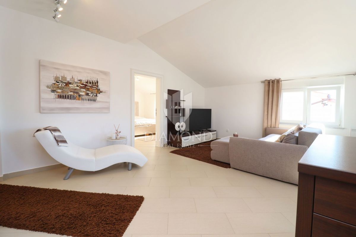 Poreč, na novo prenovljeno stanovanje z vrtom