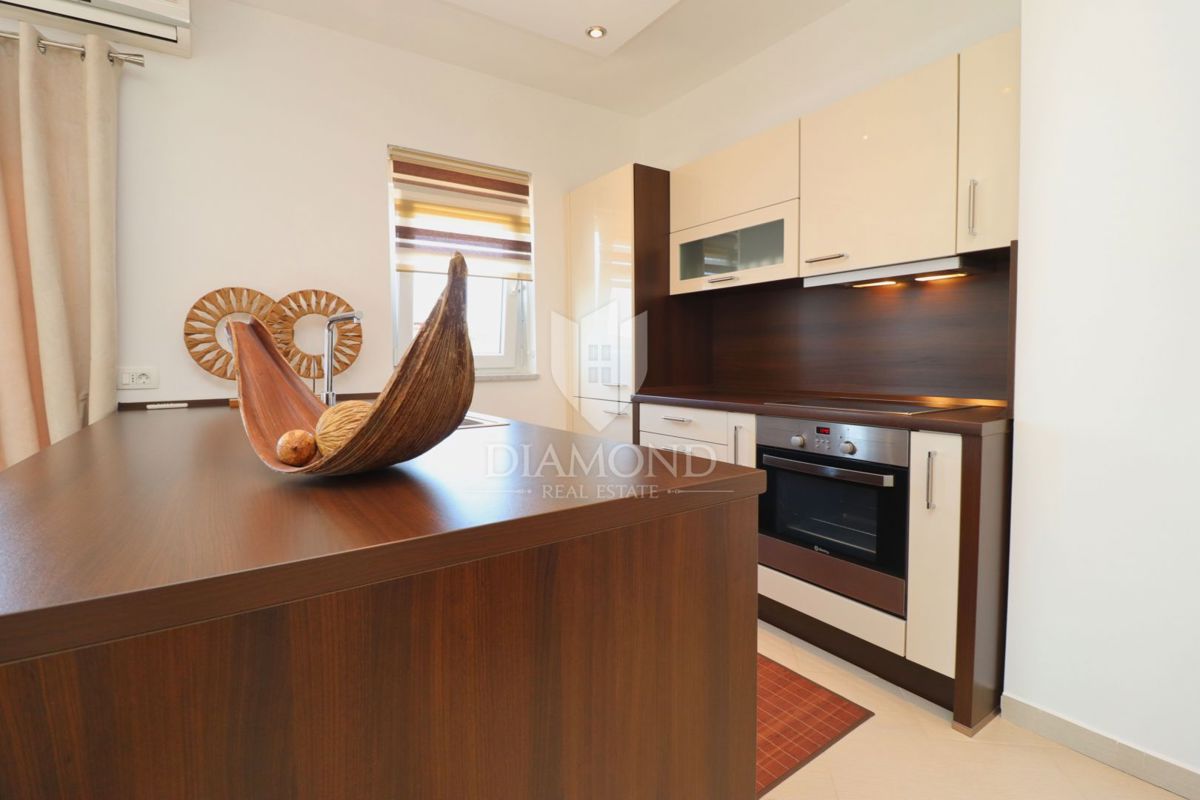 Poreč, na novo prenovljeno stanovanje z vrtom