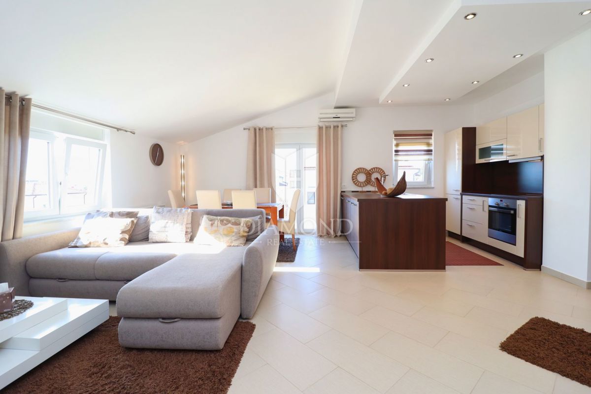 Poreč, na novo prenovljeno stanovanje z vrtom