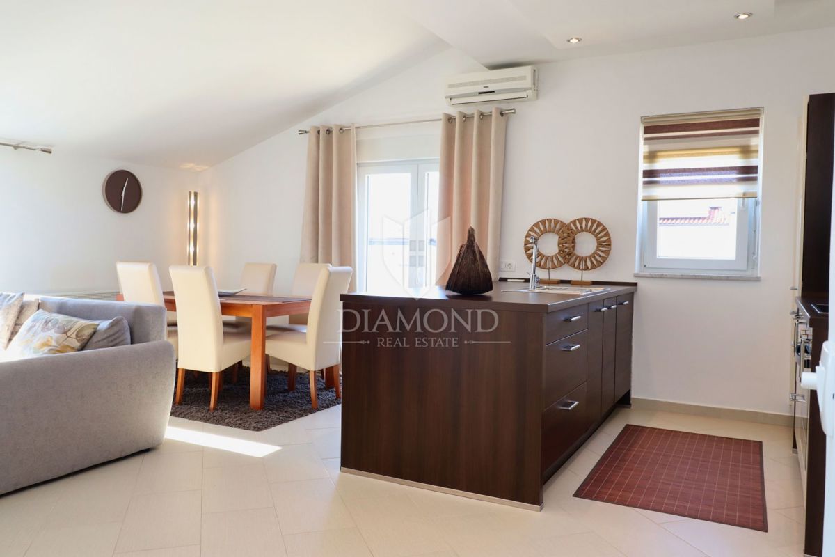 Poreč, na novo prenovljeno stanovanje z vrtom