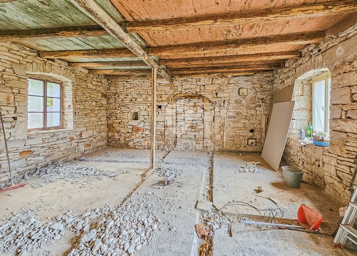 Kaštel, Buje! Hiša z dvema enotama in dvoriščem!