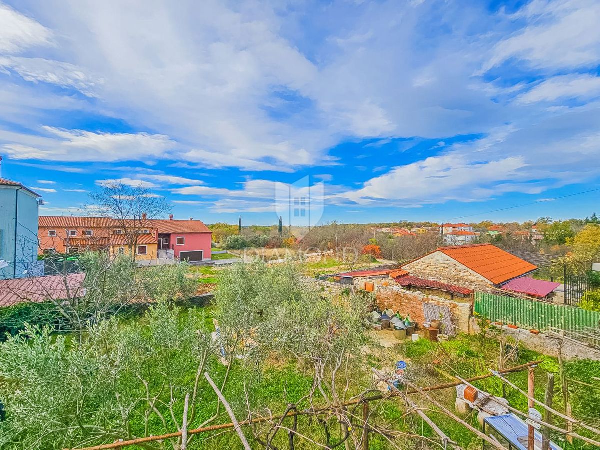 Kaštel, Buje! Hiša z dvema enotama in dvoriščem!