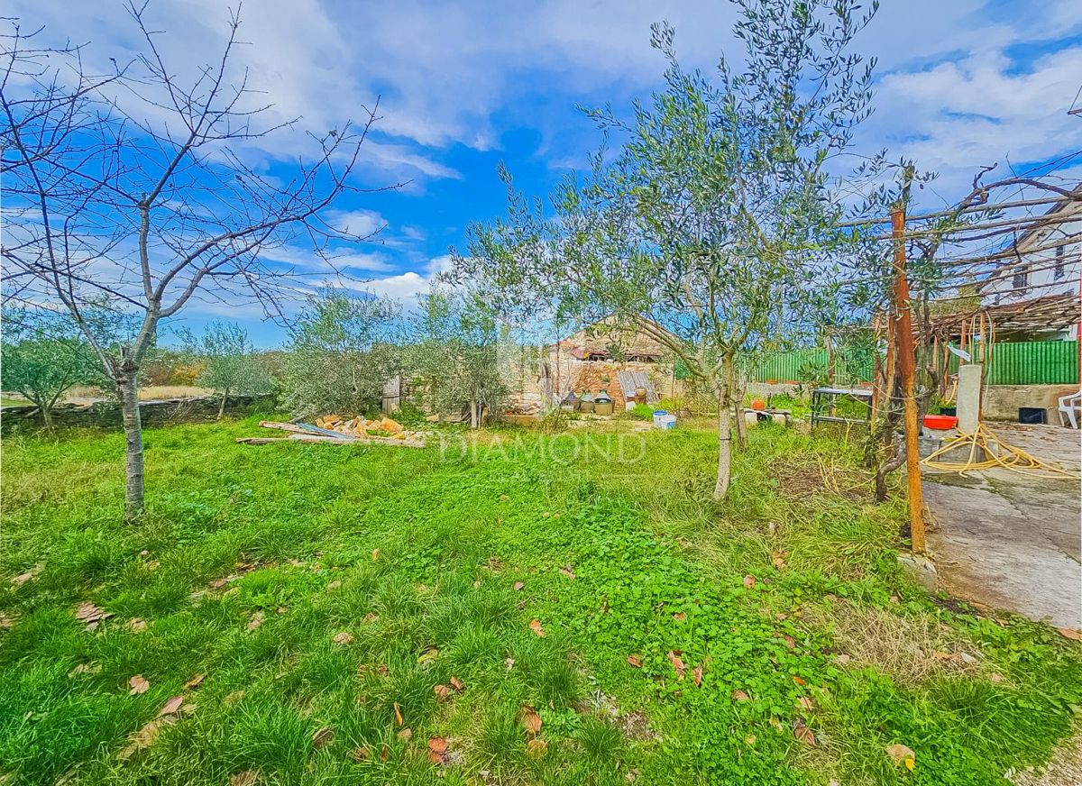 Kaštel, Buje! Hiša z dvema enotama in dvoriščem!