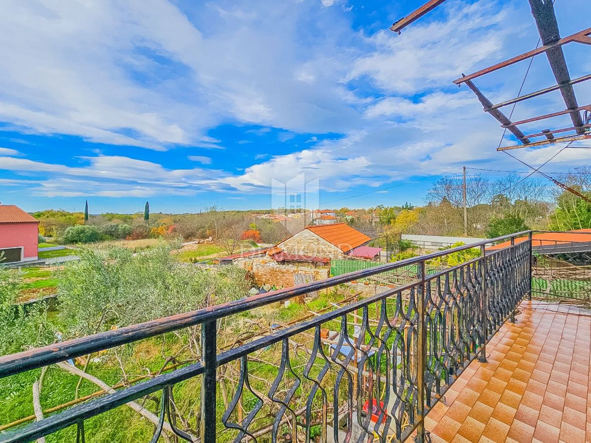 Kaštel, Buje! Hiša z dvema enotama in dvoriščem!