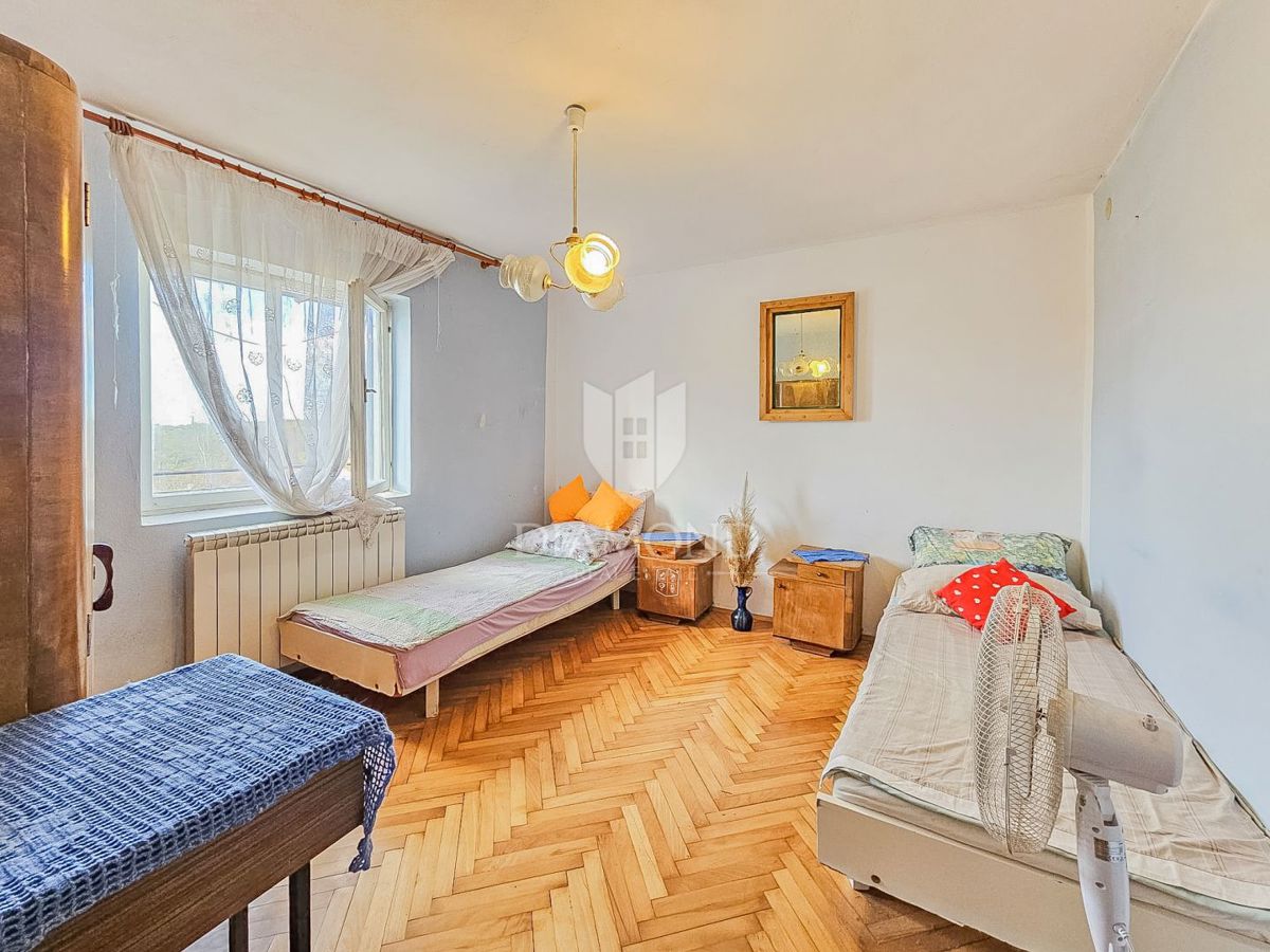 Kaštel, Buje! Hiša z dvema enotama in dvoriščem!