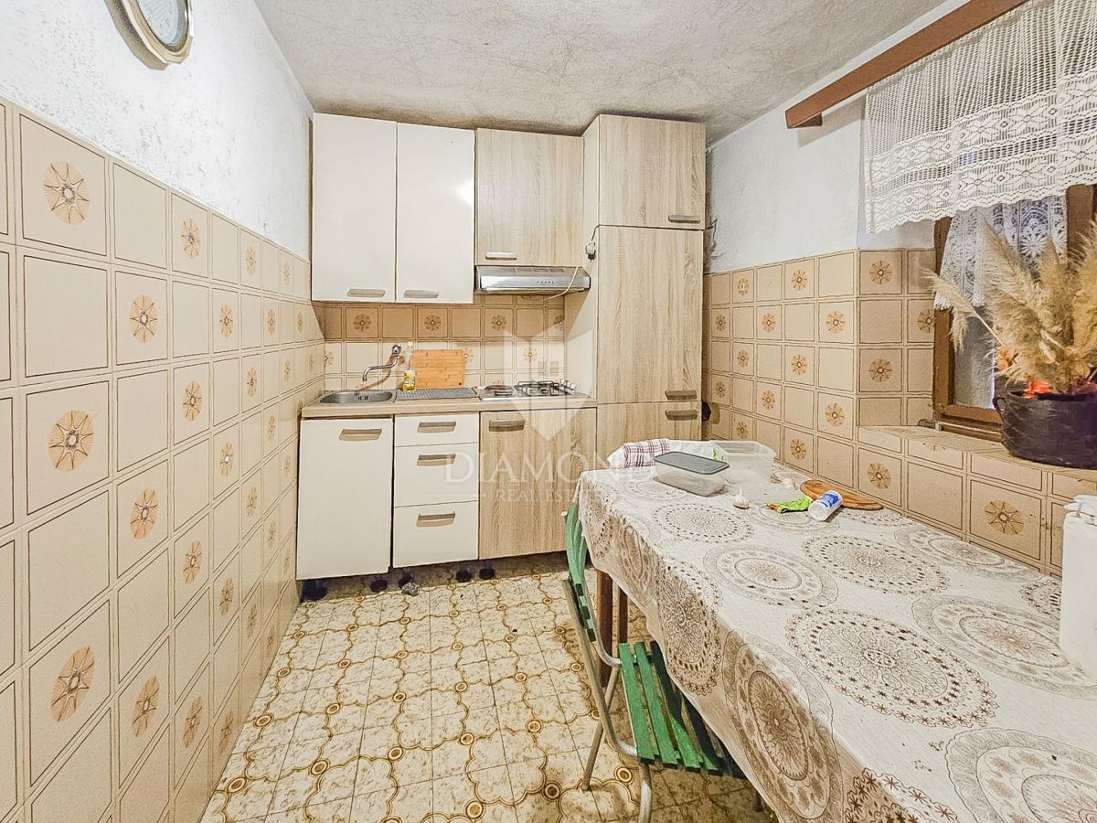 Kaštel, Buje! Hiša z dvema enotama in dvoriščem!