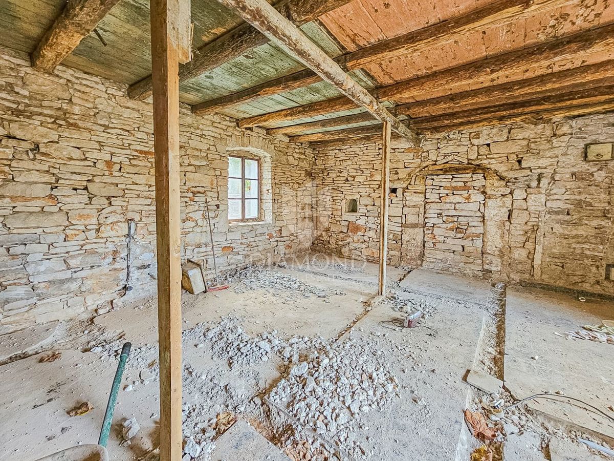 Kaštel, Buje! Hiša z dvema enotama in dvoriščem!