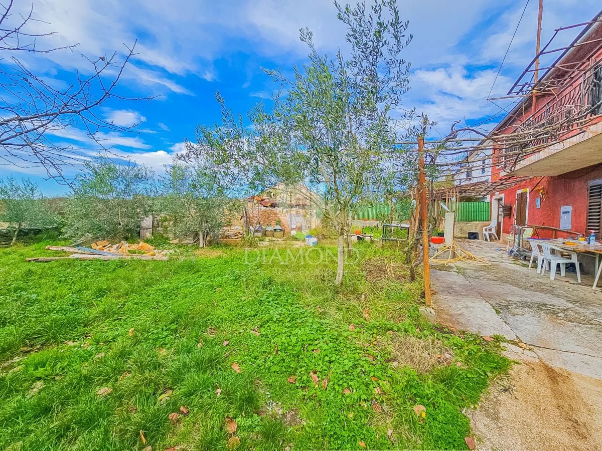 Kaštel, Buje! Hiša z dvema enotama in dvoriščem!