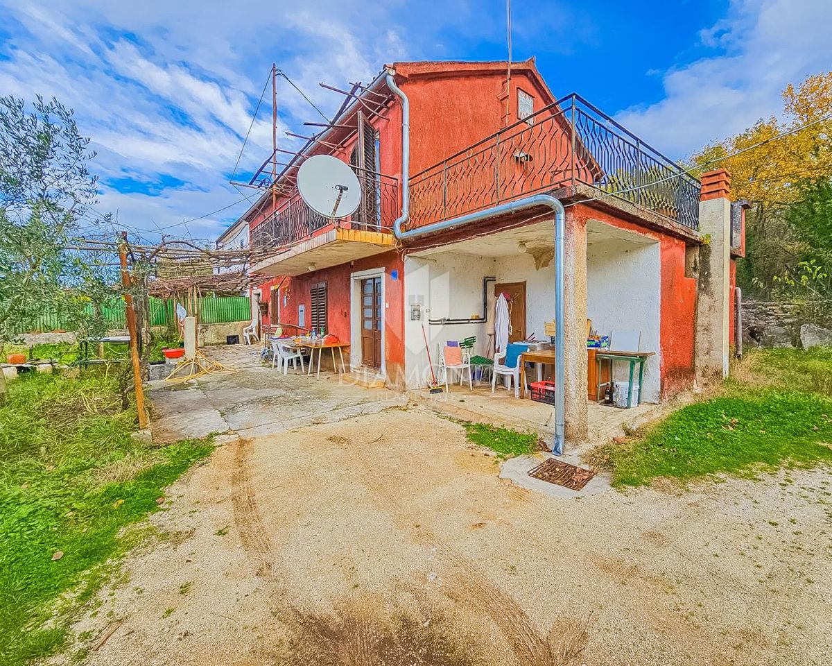 Kaštel, Buje! Hiša z dvema enotama in dvoriščem!