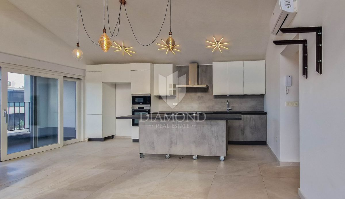 Novigrad. Ekskluzivno! Moderno stanovanje 73 m2 z galerijo in pogledom na morje!