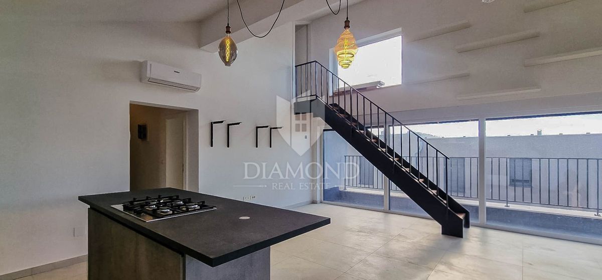 Novigrad. Ekskluzivno! Moderno stanovanje 73 m2 z galerijo in pogledom na morje!