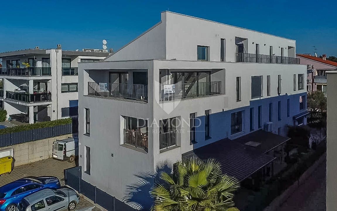 Novigrad. Ekskluzivno! Moderno stanovanje 73 m2 z galerijo in pogledom na morje!