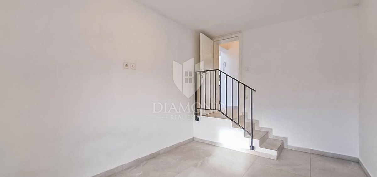 Novigrad. Ekskluzivno! Moderno stanovanje 73 m2 z galerijo in pogledom na morje!