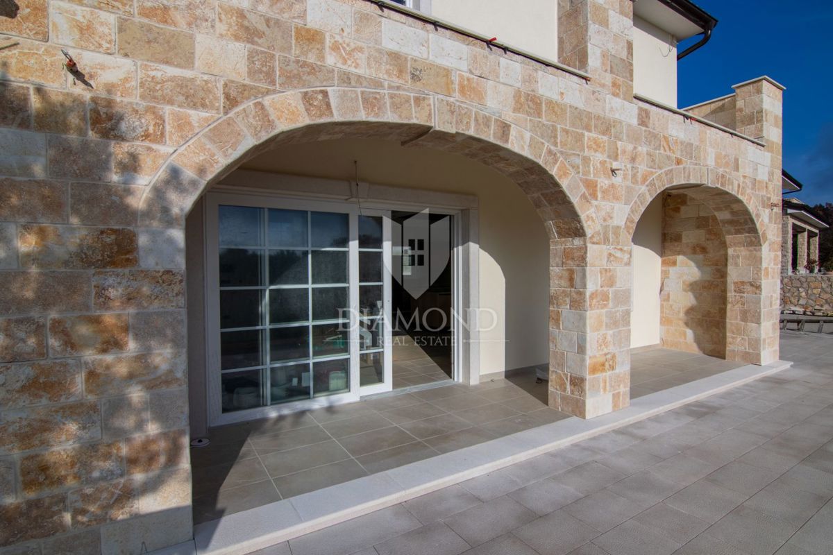 Krk, Vila z bazenom, pogled na morje