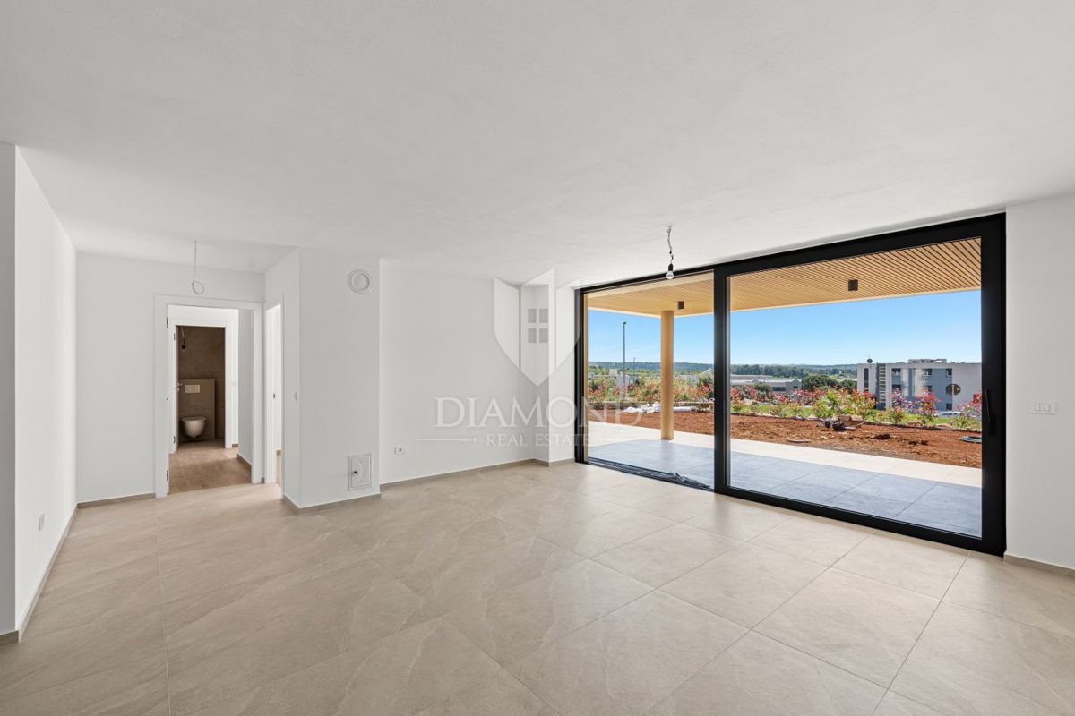 Novigrad, Luksuzno opremljeno stanovanje v pritličju s pogledom na morje!