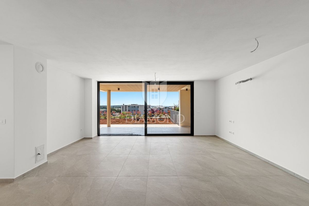 Novigrad, Luksuzno opremljeno stanovanje v pritličju s pogledom na morje!