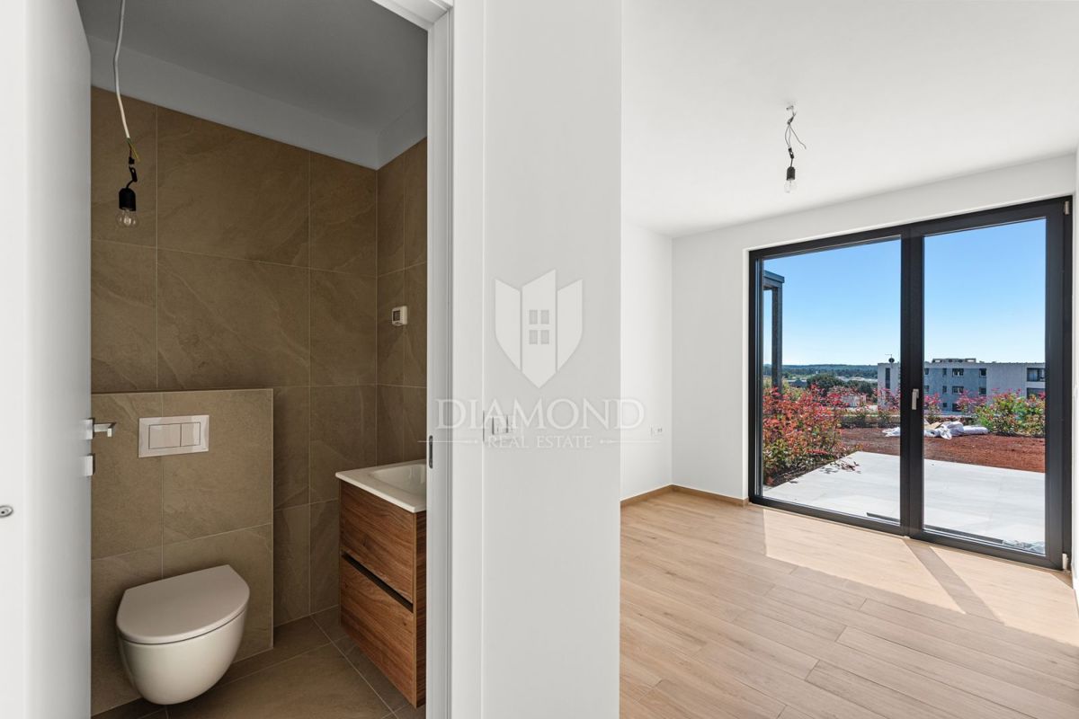 Novigrad, Luksuzno opremljeno stanovanje v pritličju s pogledom na morje!