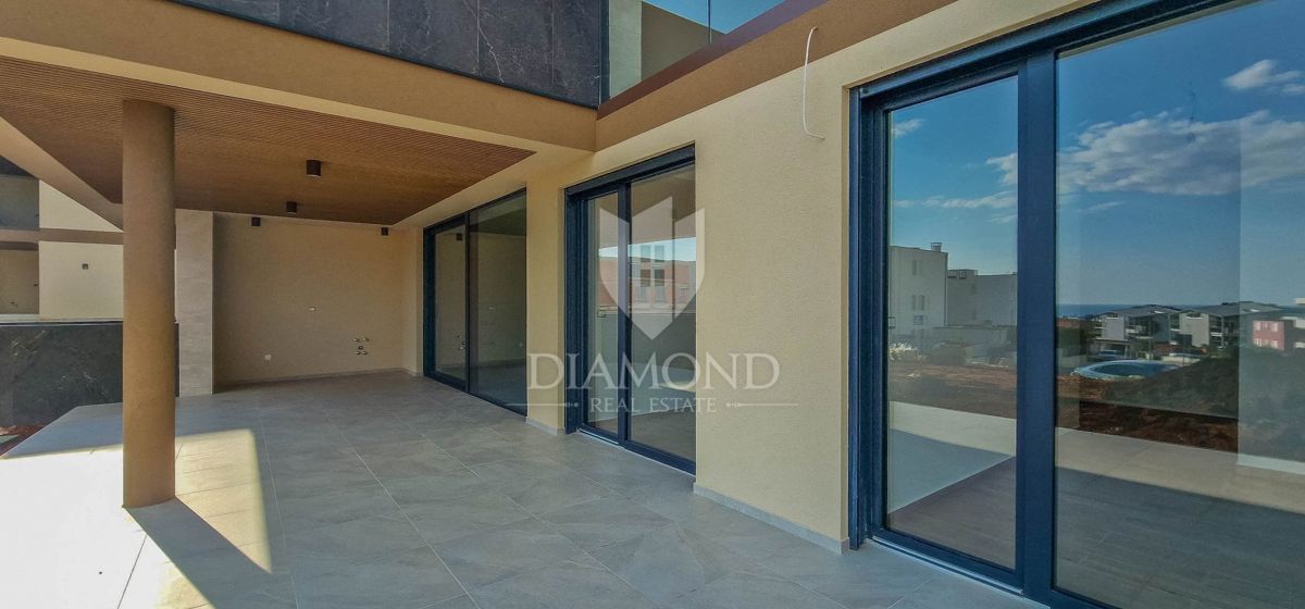 Novigrad, Luksuzno opremljeno stanovanje v pritličju s pogledom na morje!