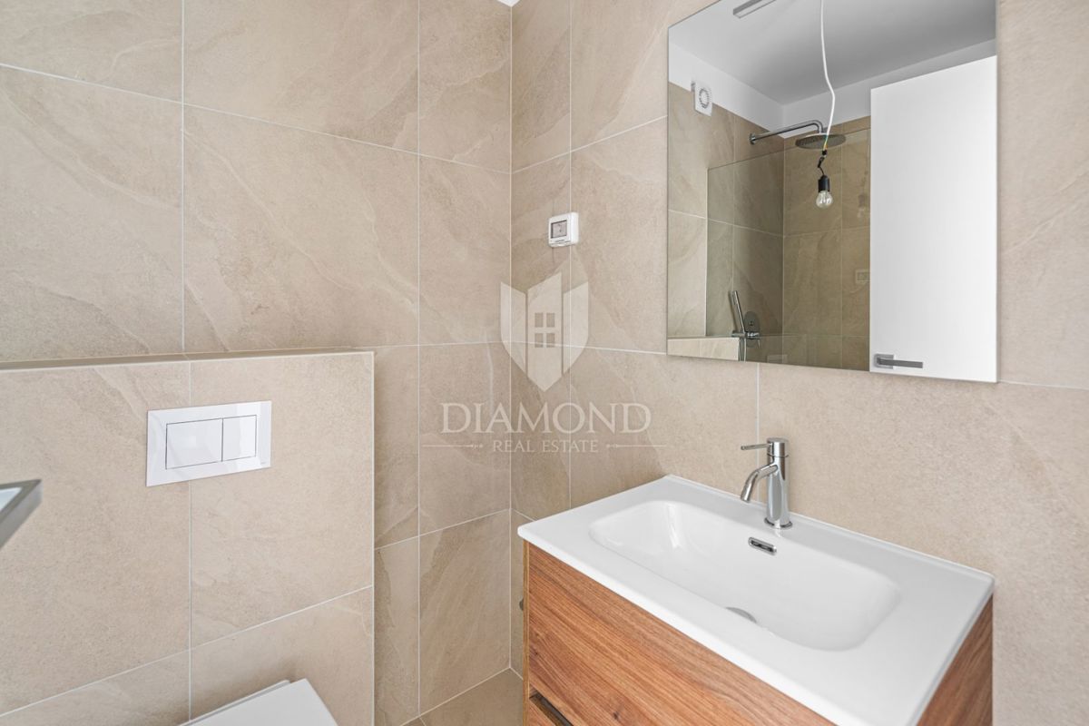 Novigrad, Luksuzno opremljeno stanovanje v pritličju s pogledom na morje!