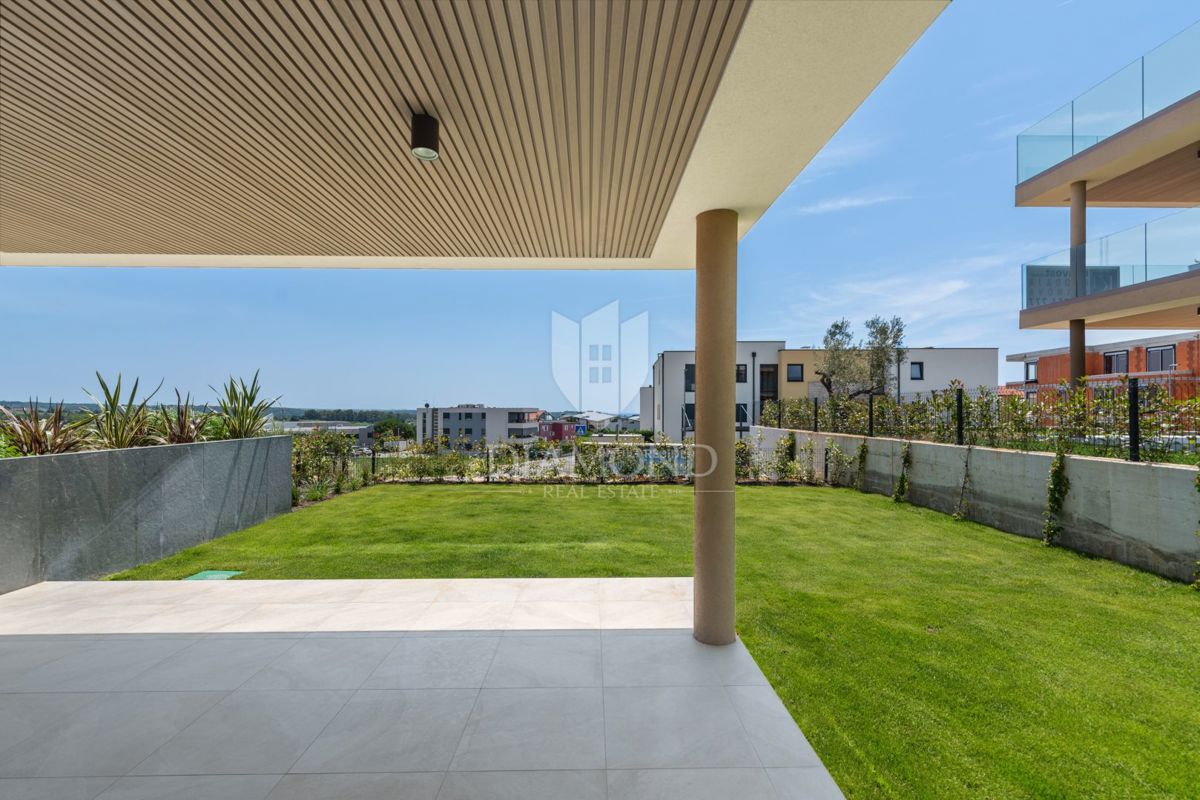 Novigrad, Luksuzno opremljeno stanovanje v pritličju s pogledom na morje!