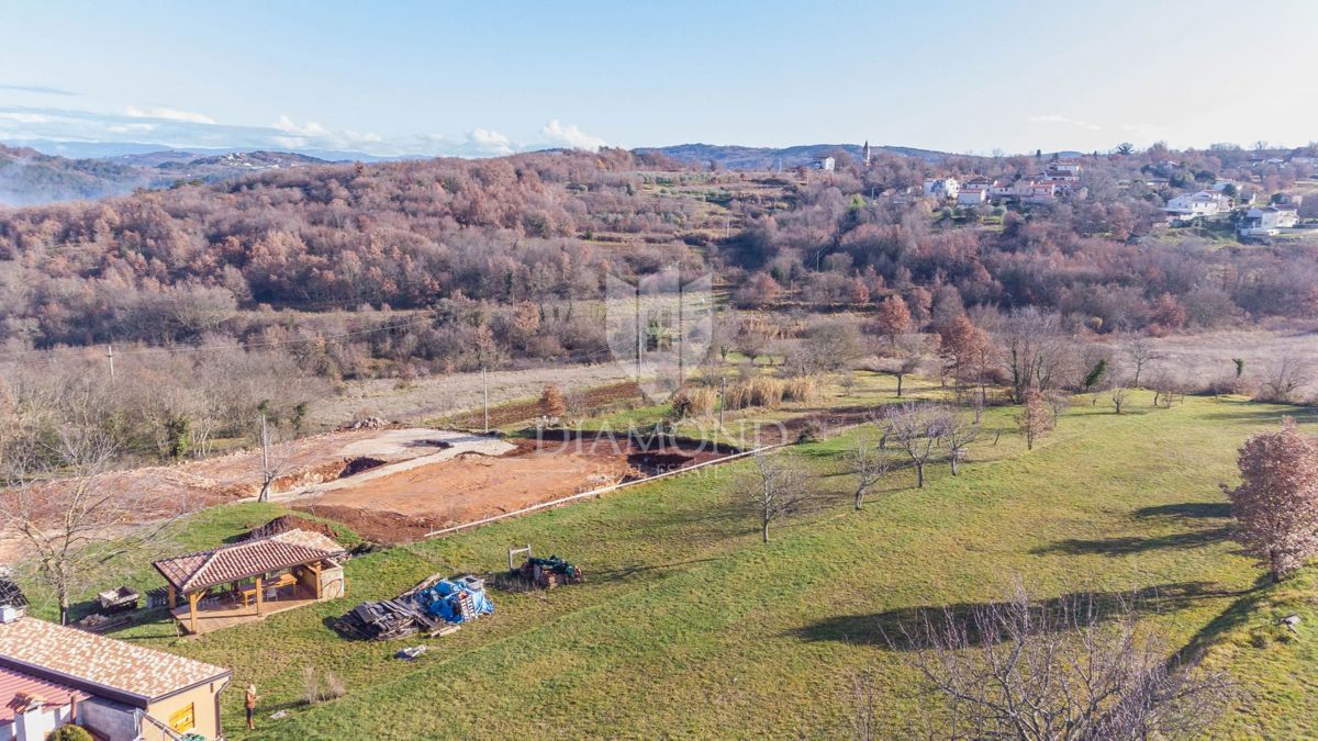 Motovun, okolica, gradbeno zemljišče za vaš dom!