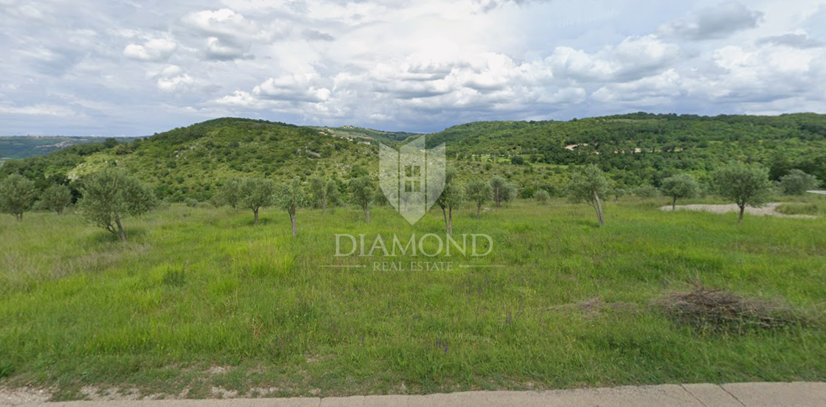 Buje, Kaštel, odlično zemljišče 553 m2 blizu meje!