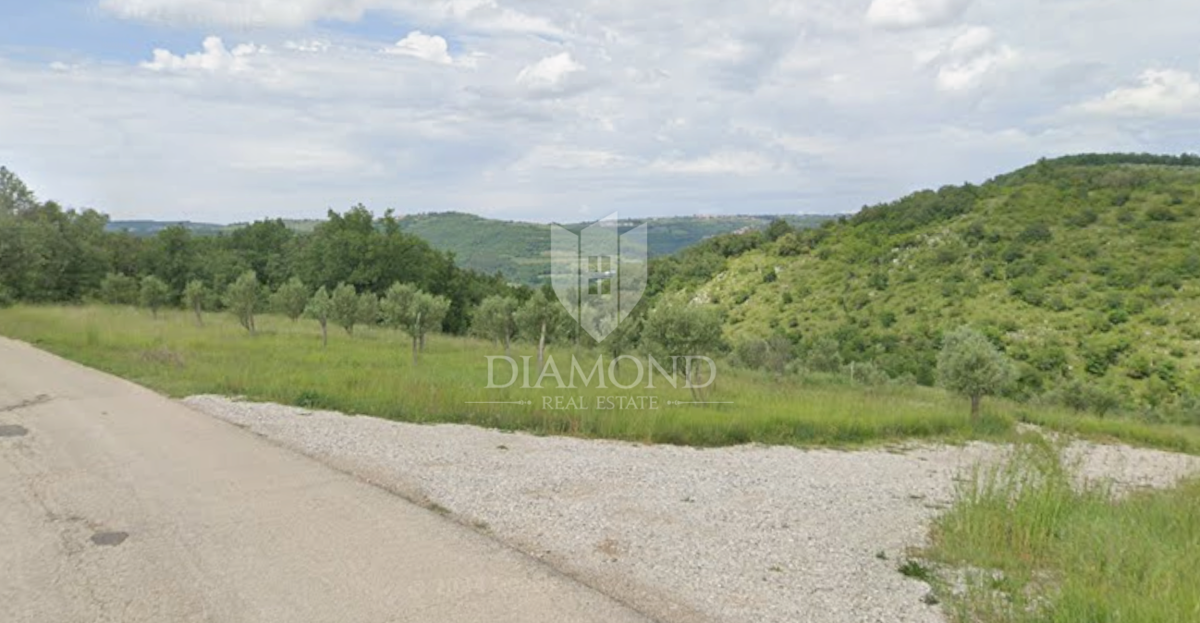 Buje, Kaštel, odlično zemljišče 553 m2 blizu meje!