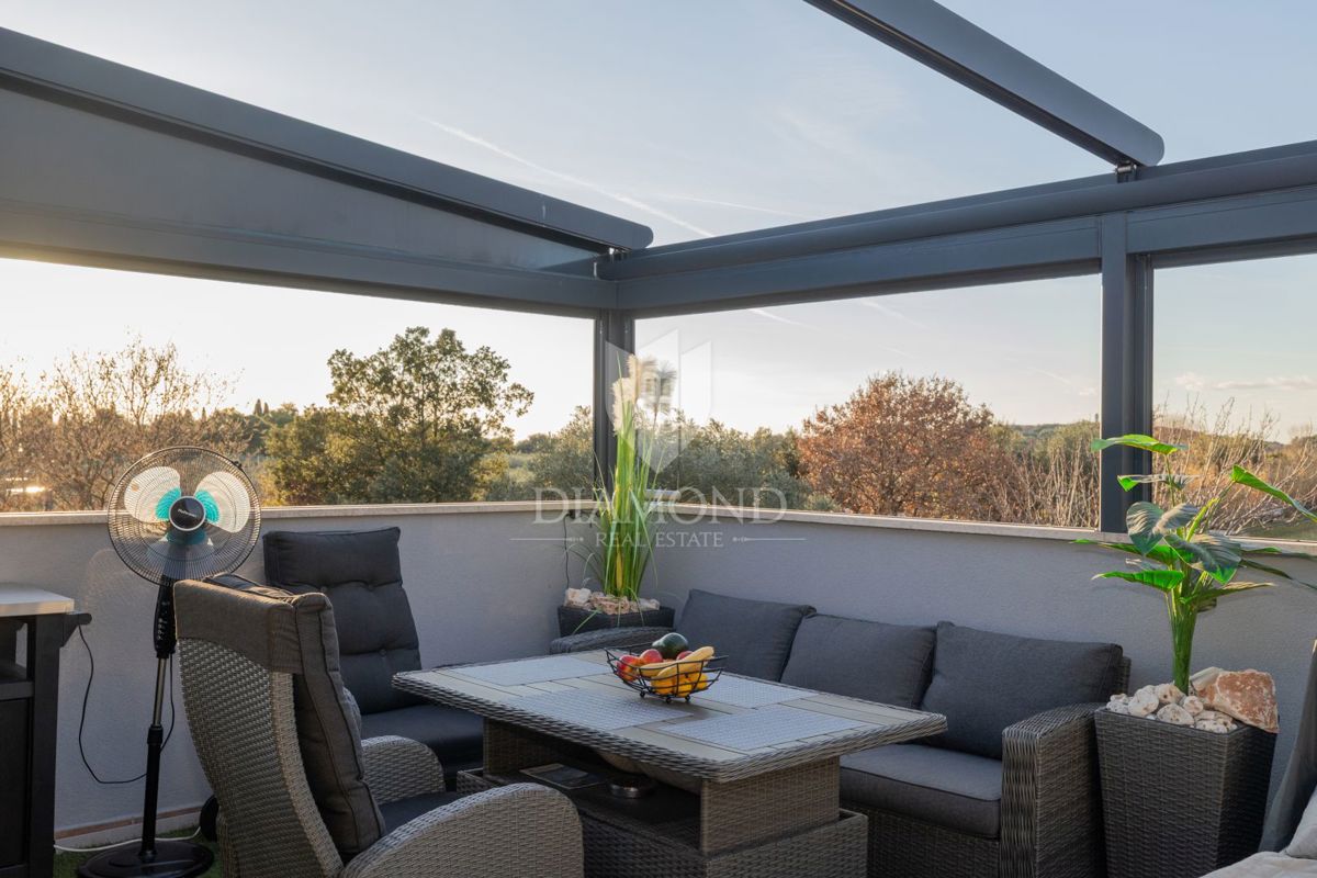 Moderno stanovanje z razkošno teraso in jacuzzijem, pogled na morje