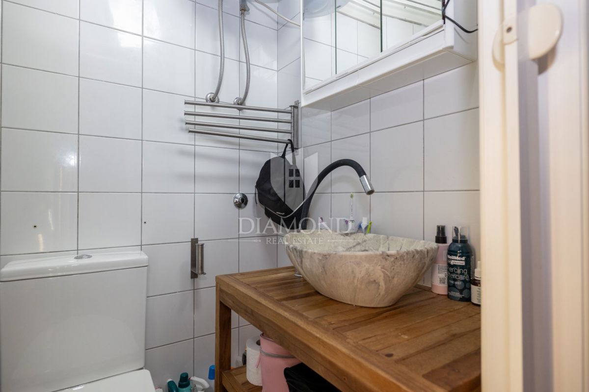 Moderno stanovanje z razkošno teraso in jacuzzijem, pogled na morje