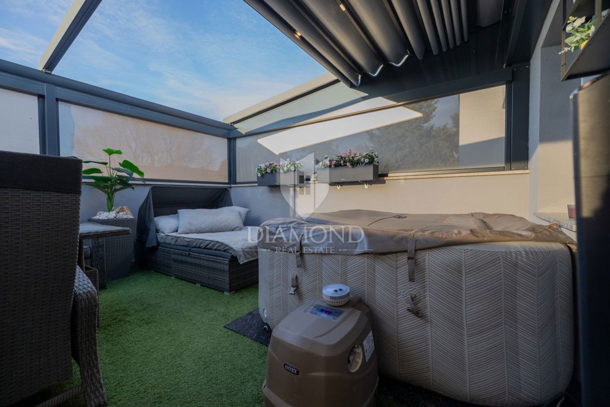 Moderno stanovanje z razkošno teraso in jacuzzijem, pogled na morje