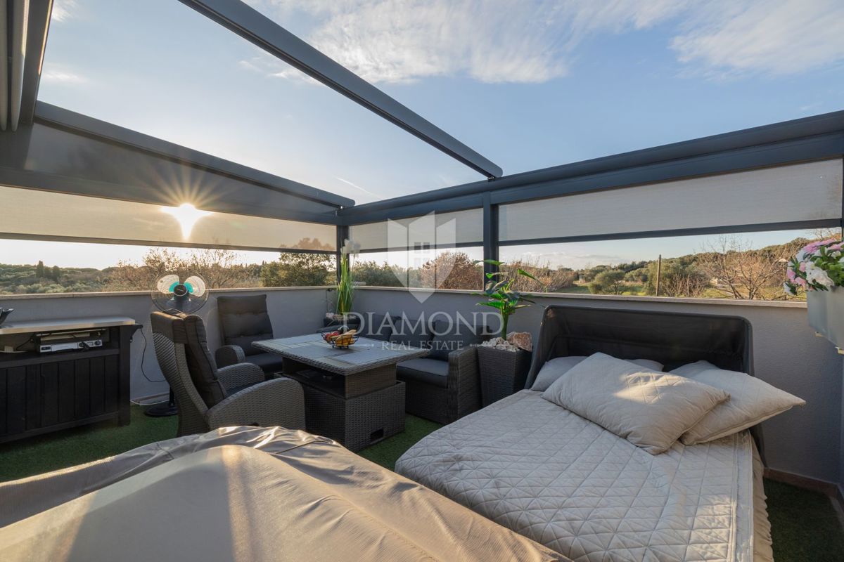 Moderno stanovanje z razkošno teraso in jacuzzijem, pogled na morje