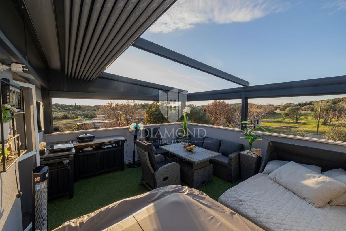 Moderno stanovanje z razkošno teraso in jacuzzijem, pogled na morje