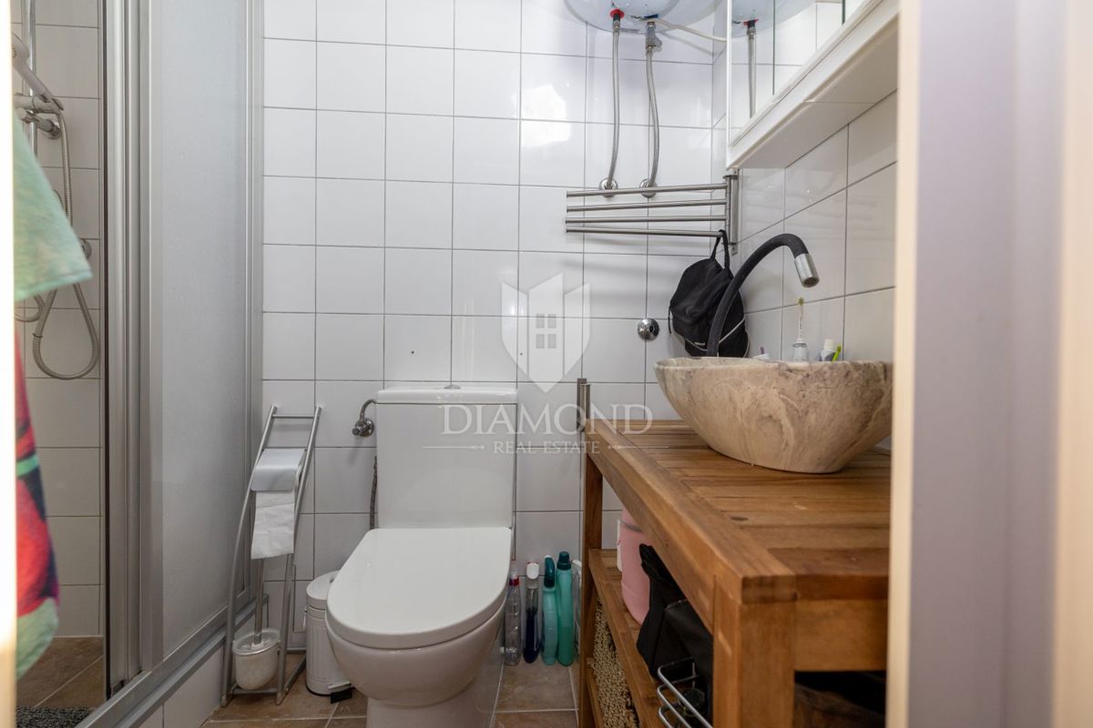 Moderno stanovanje z razkošno teraso in jacuzzijem, pogled na morje