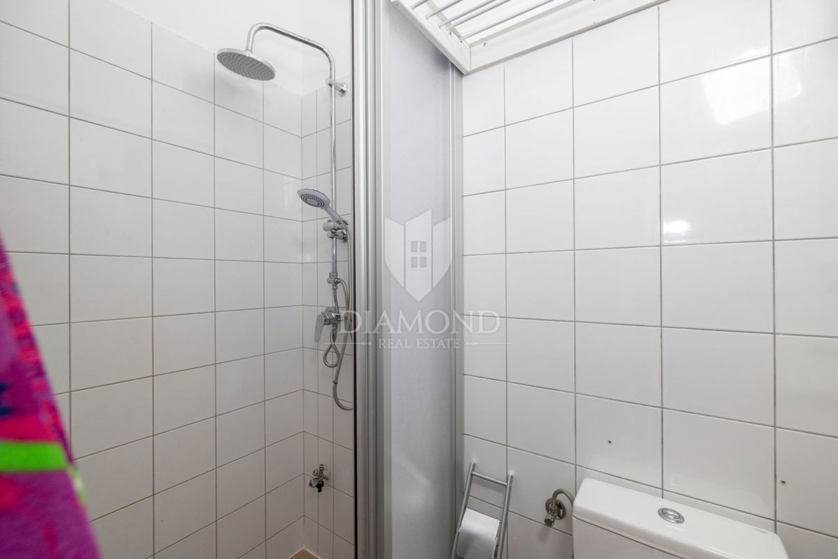 Moderno stanovanje z razkošno teraso in jacuzzijem, pogled na morje