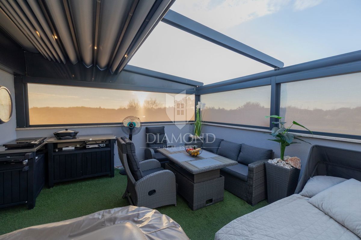 Moderno stanovanje z razkošno teraso in jacuzzijem, pogled na morje