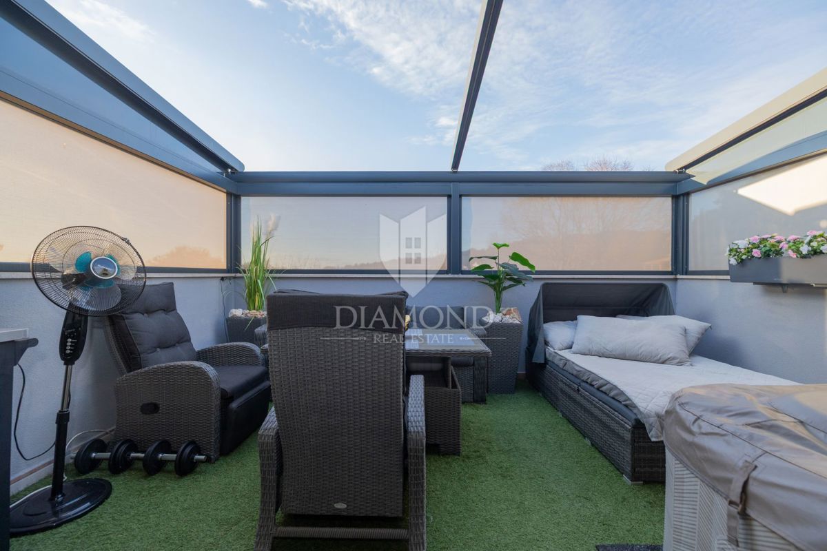 Moderno stanovanje z razkošno teraso in jacuzzijem, pogled na morje