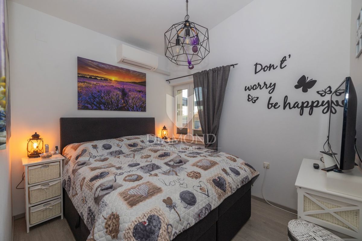 Moderno stanovanje z razkošno teraso in jacuzzijem, pogled na morje