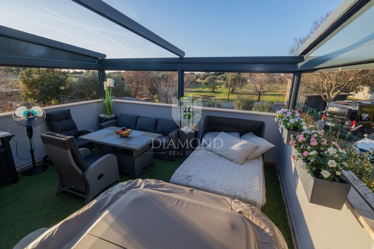 Moderno stanovanje z razkošno teraso in jacuzzijem, pogled na morje