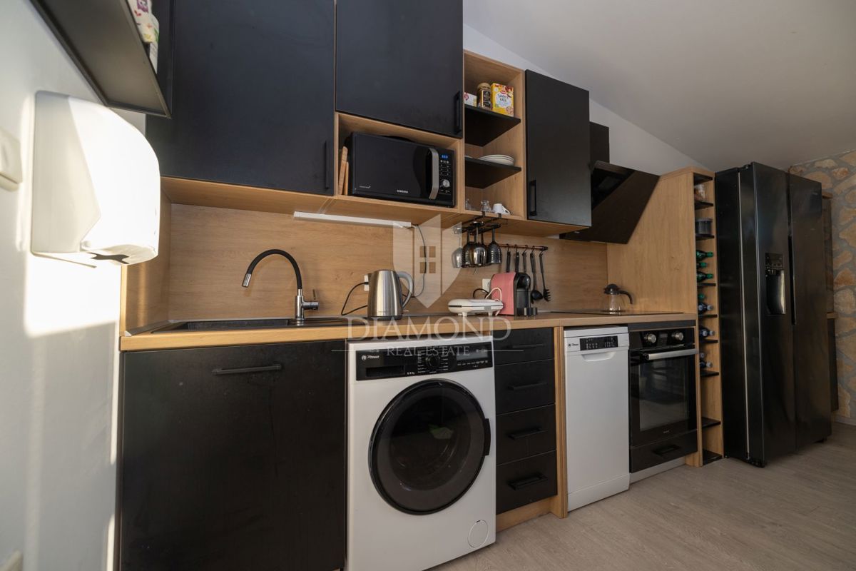 Moderno stanovanje z razkošno teraso in jacuzzijem, pogled na morje