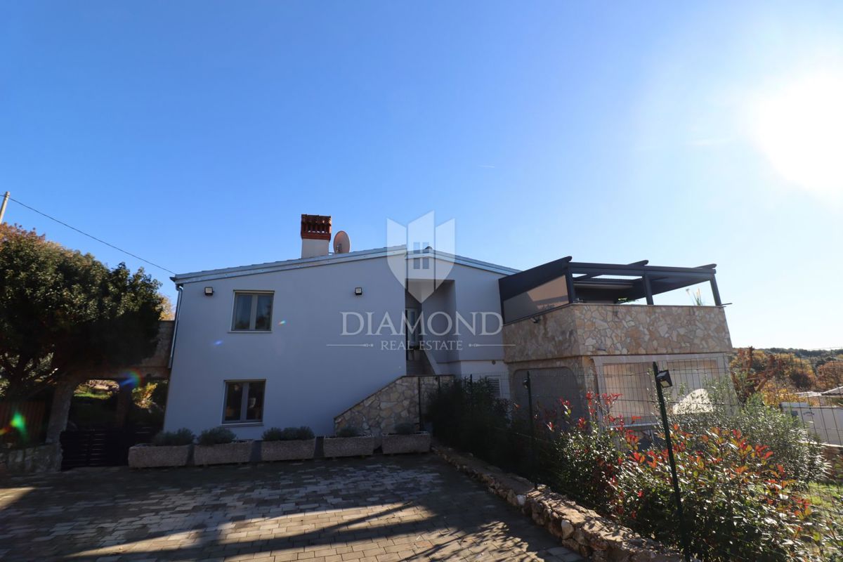 Moderno stanovanje z razkošno teraso in jacuzzijem, pogled na morje