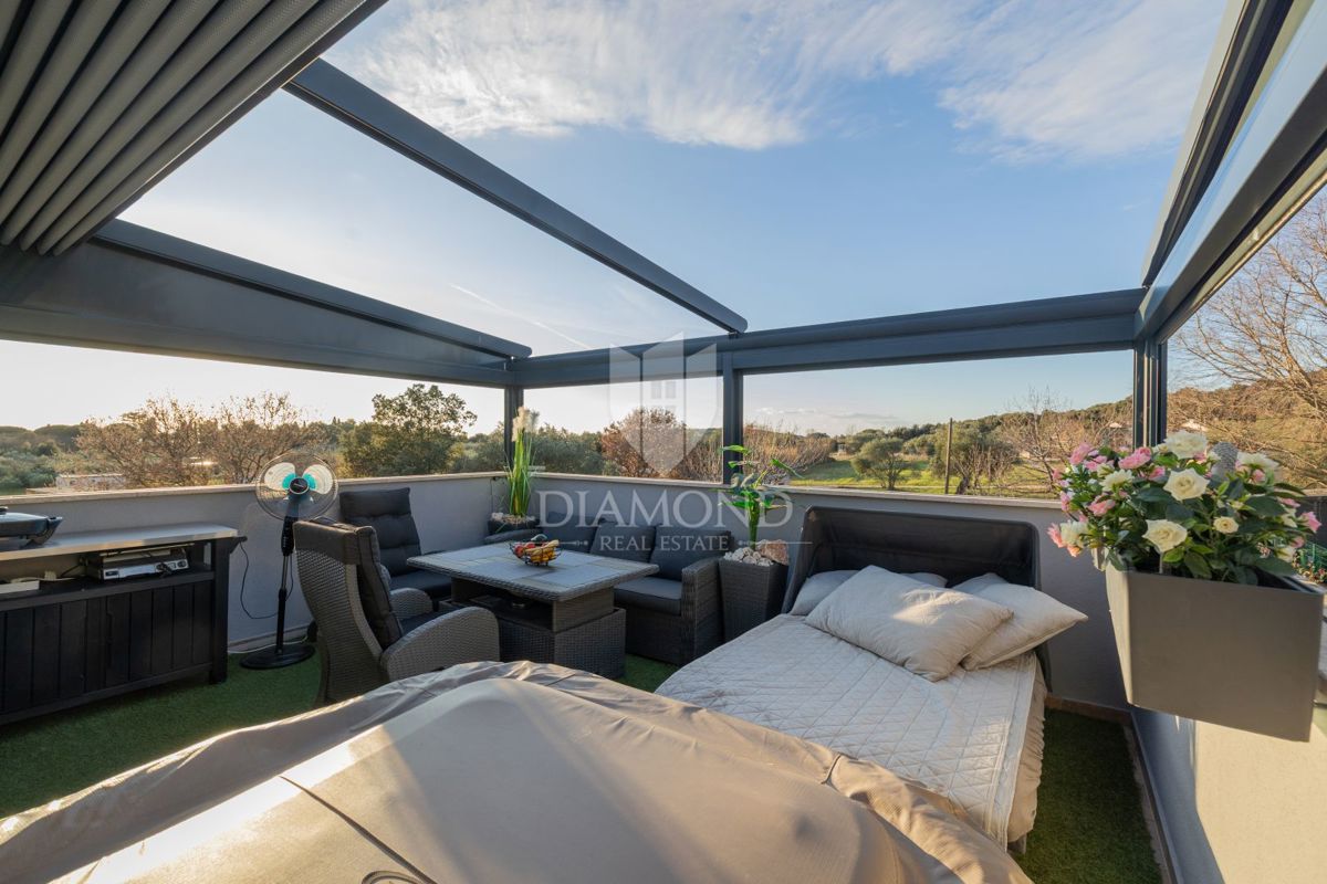 Moderno stanovanje z razkošno teraso in jacuzzijem, pogled na morje