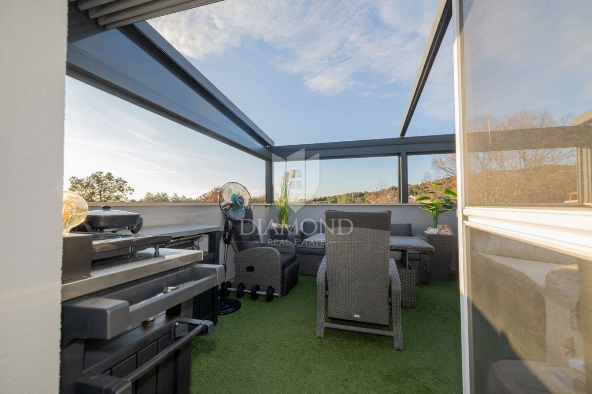 Moderno stanovanje z razkošno teraso in jacuzzijem, pogled na morje