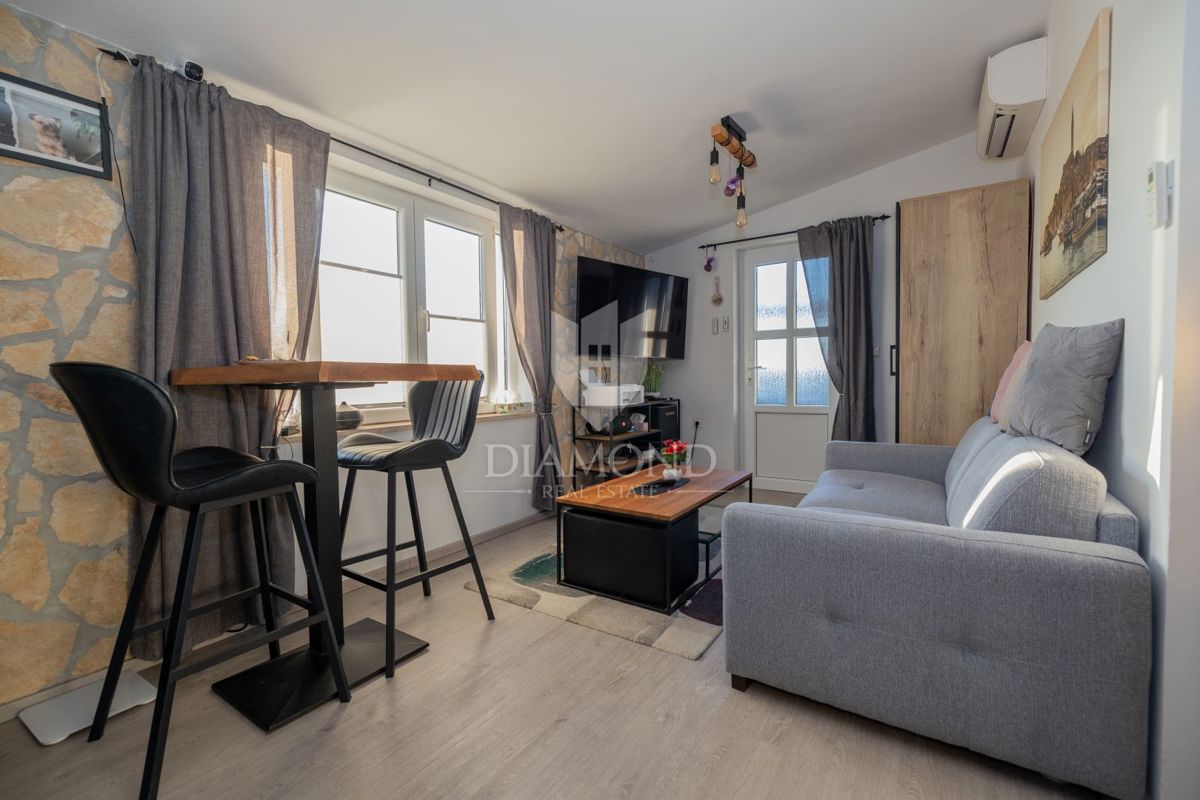 Moderno stanovanje z razkošno teraso in jacuzzijem, pogled na morje