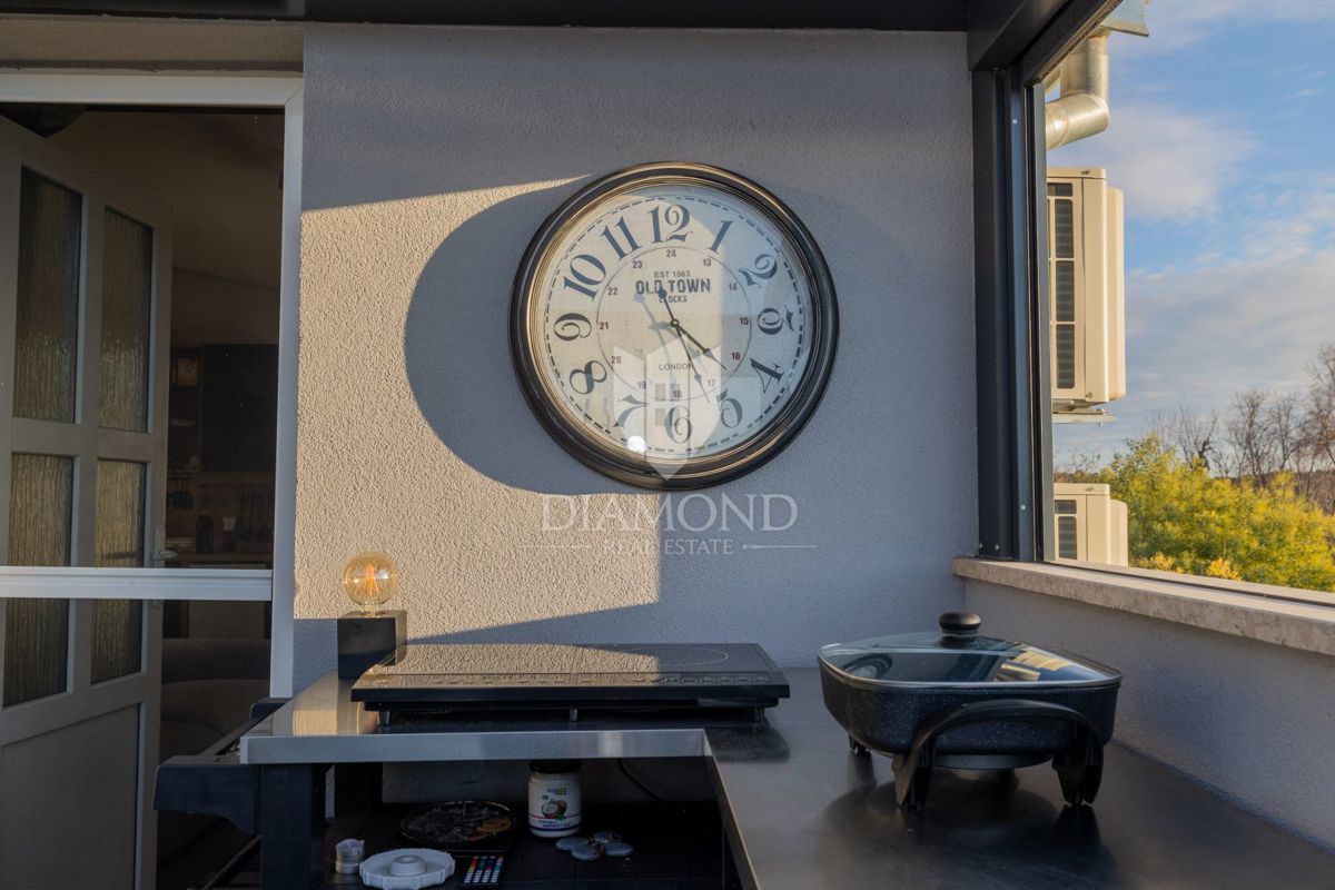 Moderno stanovanje z razkošno teraso in jacuzzijem, pogled na morje